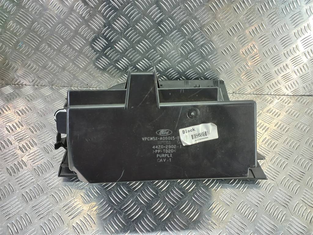 крышка бардачка FORD Focus 2.0 AMT (160 л.с.)Focus  III рестайлинг (2014—2019) Седан VPCM5XA06015BA, 3850 рублей, Москва