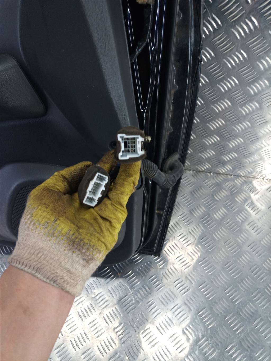 дверь MITSUBISHI PAJERO SPORT 3.0 AT (170 л.с.)Pajero Sport  I рестайлинг (2004—2008) Внедорожник MR981905, 11330 рублей, Москва