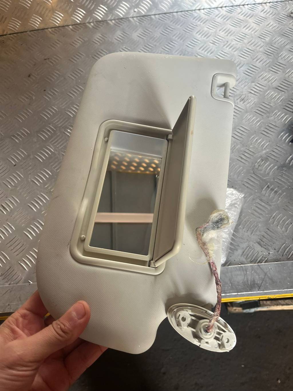 козырек солнцезащитный пассажирский FORD Focus 2.0 AMT (160 л.с.)Focus  III рестайлинг (2014—2019) Седан CM5Z5804104DA, 2700 рублей, Москва