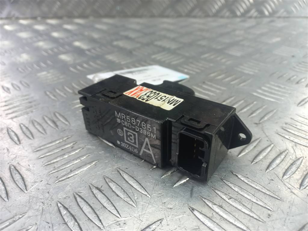 кнопка стеклоподъемника MITSUBISHI LANCER 1.6 MT (98 л.с.)Lancer  IX (2000—2007) Универсал MR587851, 630 рублей, Москва
