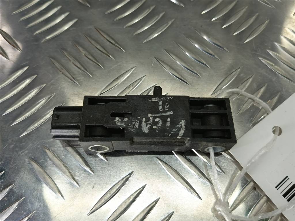 датчик удара (air bag) SUZUKI Grand Vitara 2.0 4WD MT (140 л.с.)Grand Vitara  II (2005—2008) Внедорожник 3893065J30, 520 рублей, Москва
