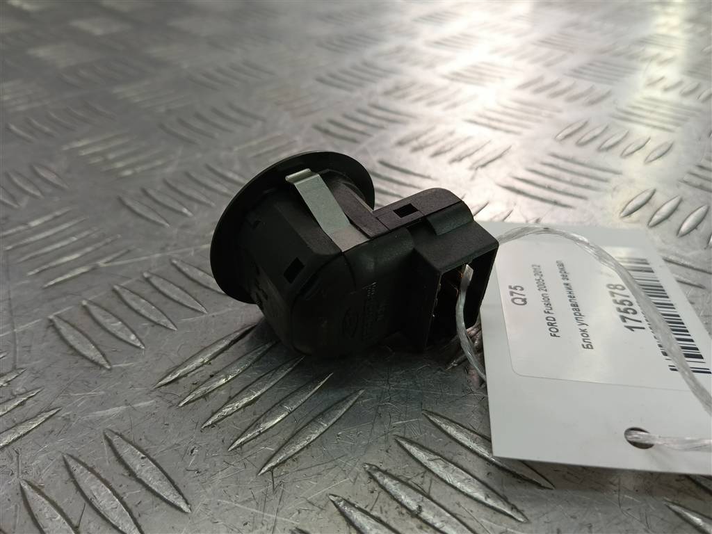 кнопка регулировки зеркал FORD Fusion 1.4 AMT (80 л.с.)Fusion  I рестайлинг (2005—2012) Хетчбэк 4495427, 520 рублей, Москва