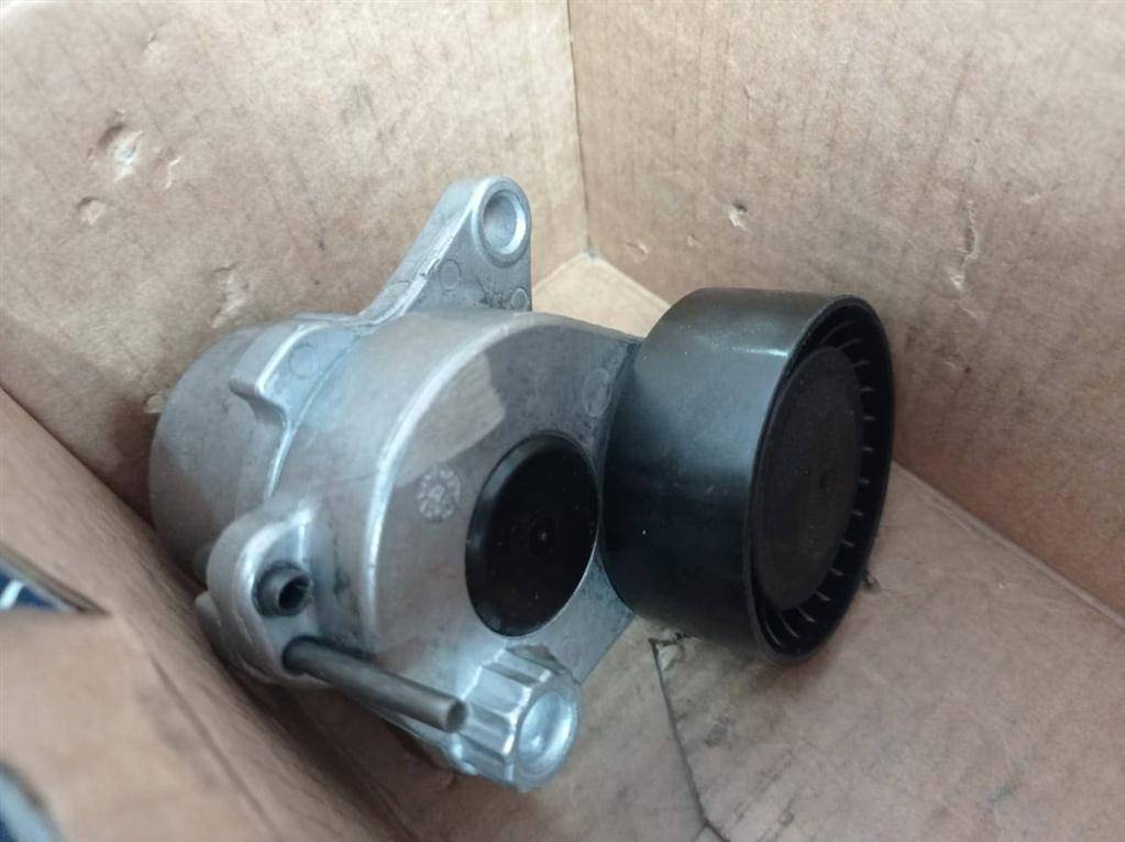 ролик натяжной Peugeot Partner  VKM33062, 2470 рублей, Москва