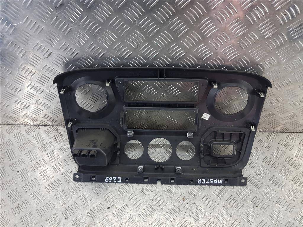 накладка торпедо Renault Master  682600025R, 1550 рублей, Москва