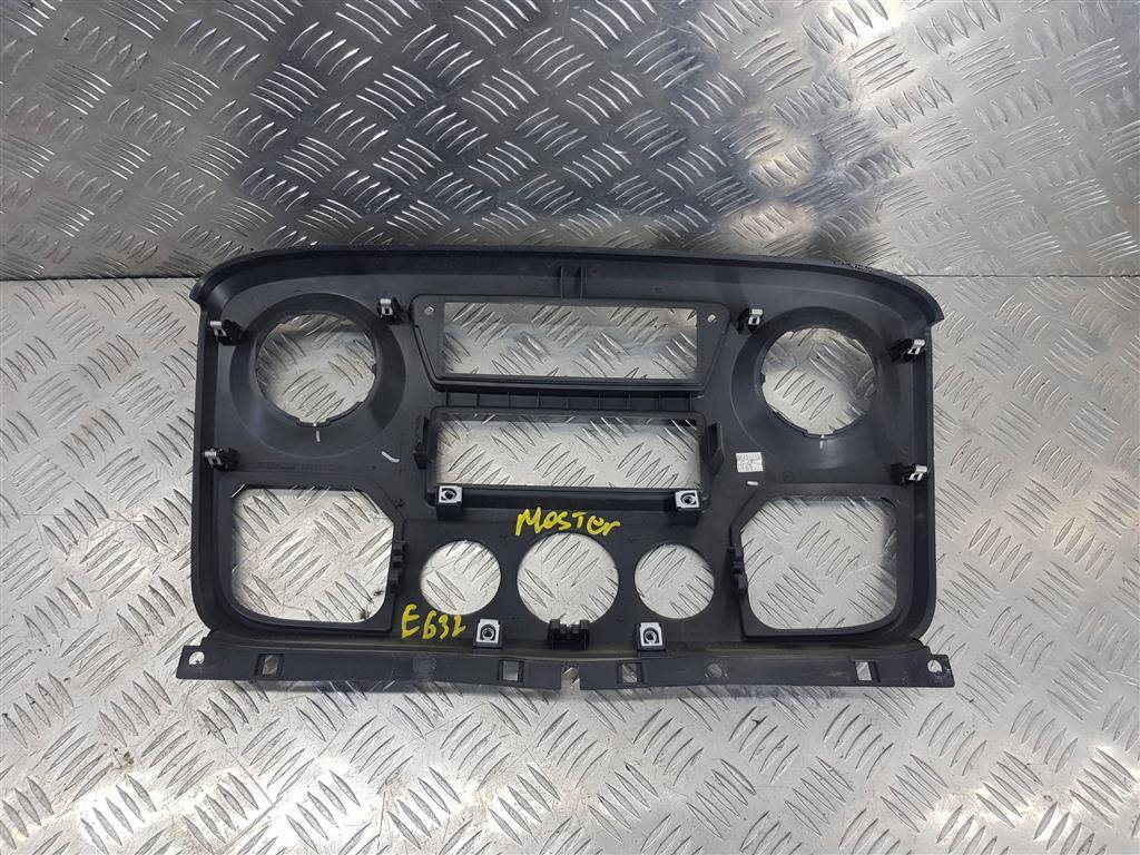 накладка торпедо Renault Master  682600025R, 1550 рублей, Москва