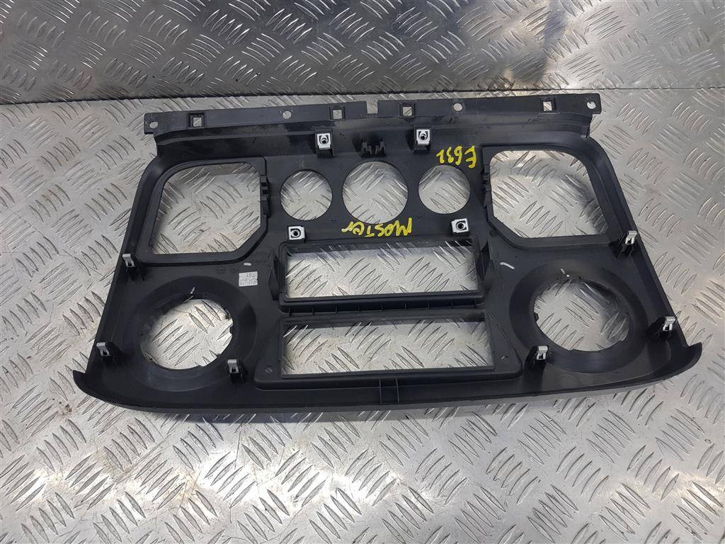 накладка торпедо Renault Master  682600025R, 1550 рублей, Москва