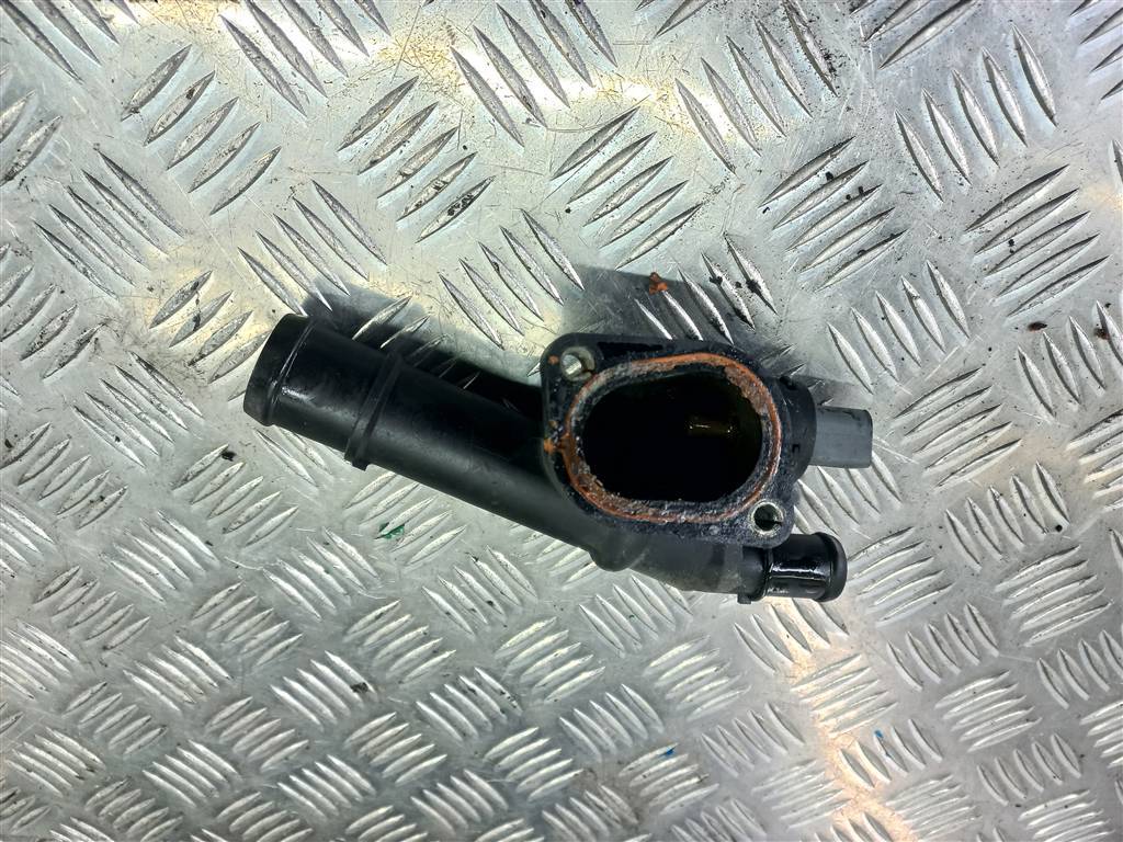 фланец системы охлаждения Volkswagen Caddy  03G121132B, 520 рублей, Москва