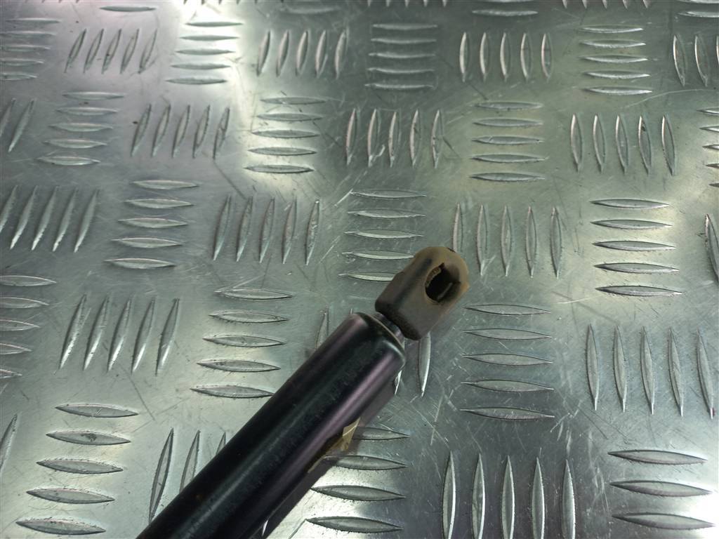 амортизатор крышки багажника Fiat Doblo 1.4 MT (78 л.с.)Doblo  I рестайлинг (2005—2015) Фургон 46824070, 860 рублей, Москва