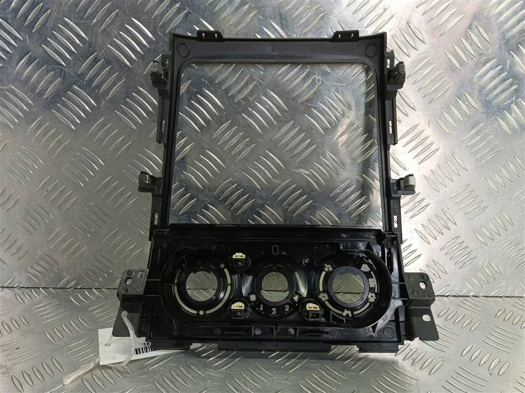 накладка торпедо SUZUKI SX4 1.6 4WD MT (112 л.с.)SX4  I рестайлинг (2009—2014) Внедорожник 7382479J00ZCA, 750 рублей, Москва