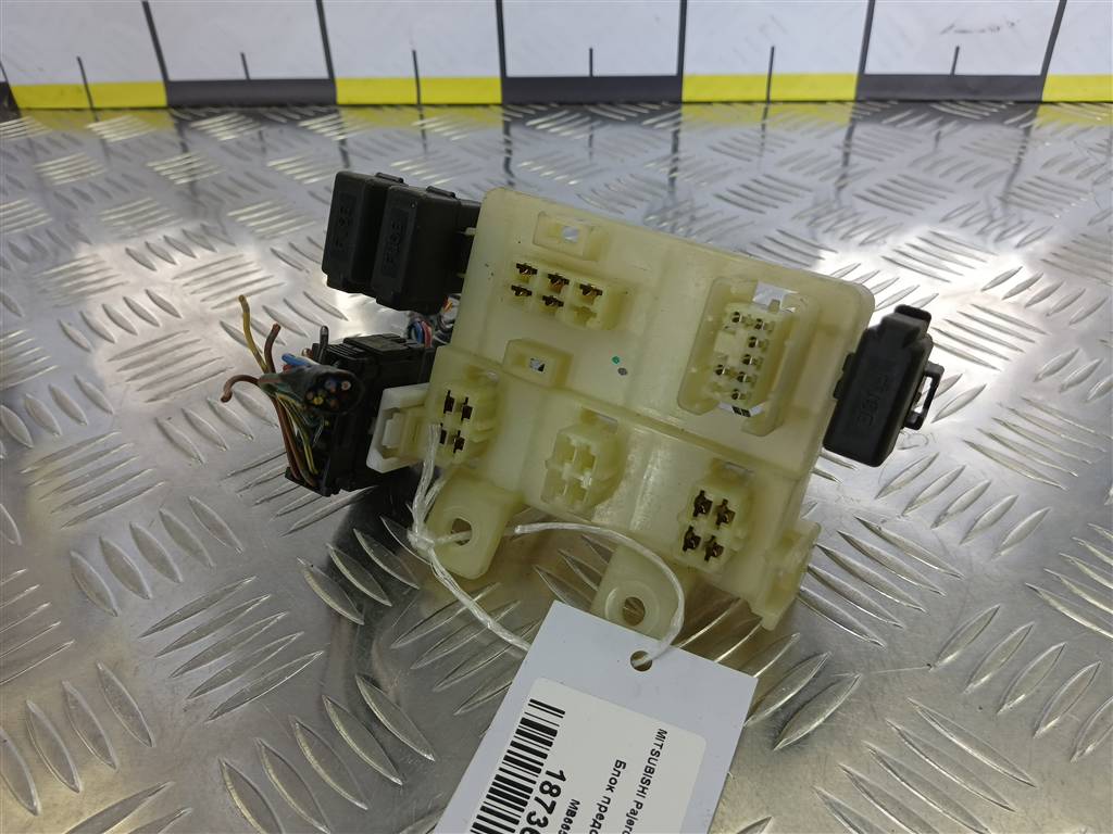 блок предохранителей MITSUBISHI PAJERO SPORT 2.5 MT (99 л.с.)Pajero Sport  I рестайлинг (2004—2008) Внедорожник MB665829, 750 рублей, Москва