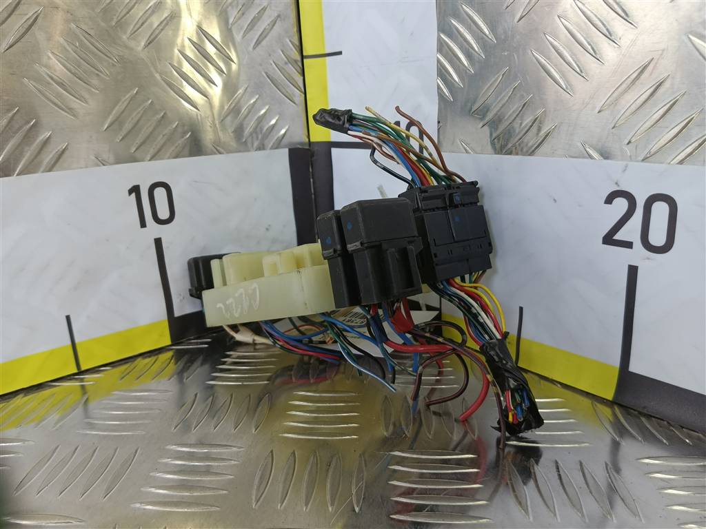 блок предохранителей MITSUBISHI PAJERO SPORT 2.5 MT (99 л.с.)Pajero Sport  I рестайлинг (2004—2008) Внедорожник MB665829, 750 рублей, Москва