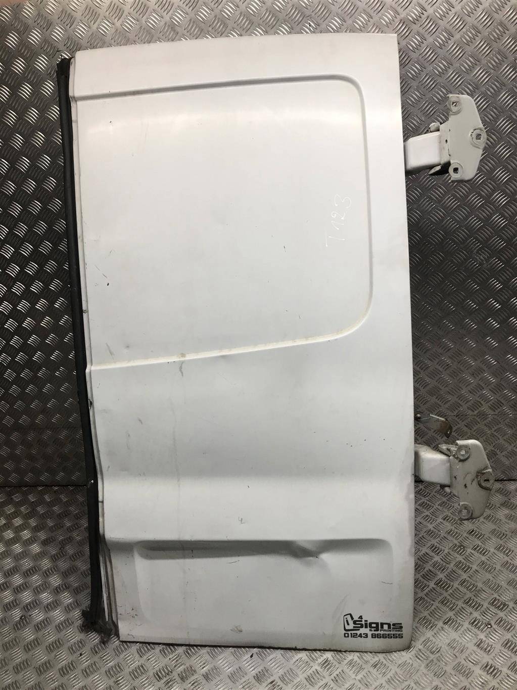 дверь распашная Opel Vivaro  4408379, 3160 рублей, Москва