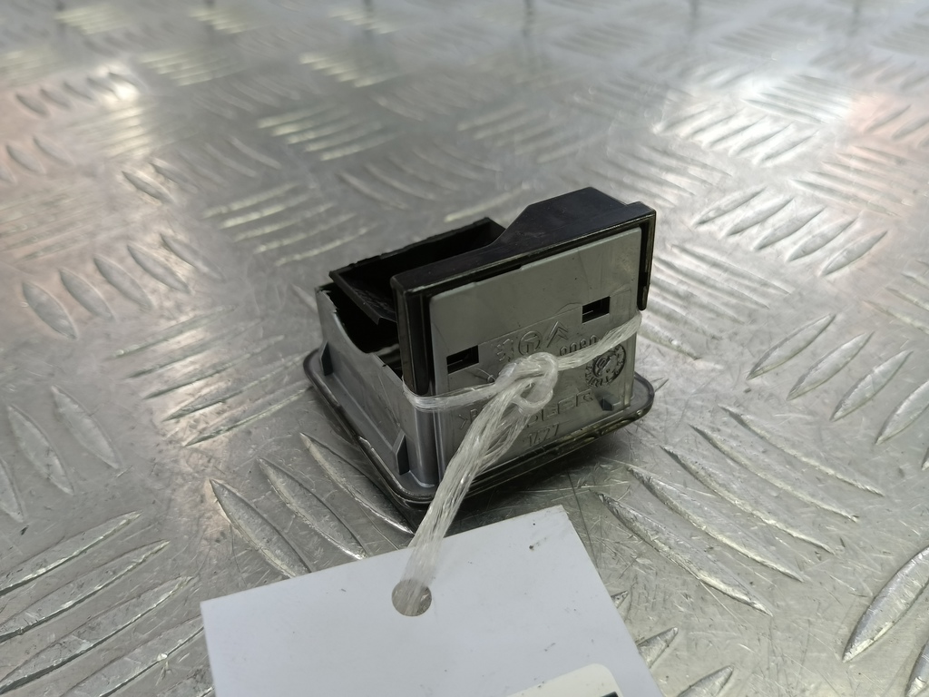 плафон потолочный Citroen Berlingo 1.6 MT (109 л.с.) Минивэн 5dBerlingo  I рестайлинг (2002—2012) 6362J7, 630 рублей, Москва