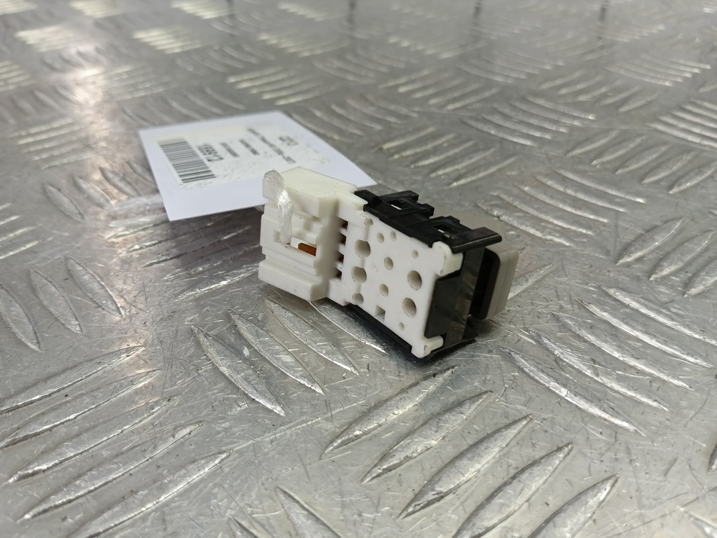 кнопка люка SUBARU Tribeca 3.0 4WD AT (250 л.с.)Tribeca  WX (2004—2007) Внедорожник 83341XA000MV, 980 рублей, Москва