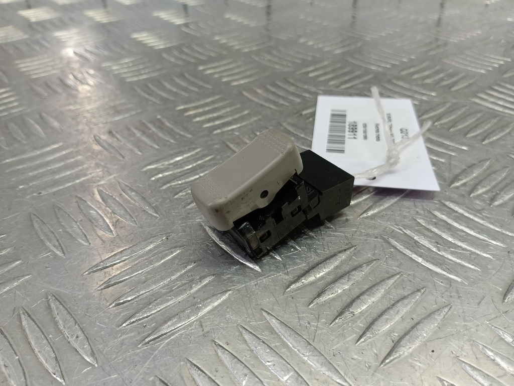 кнопка люка SUBARU Tribeca 3.0 4WD AT (250 л.с.)Tribeca  WX (2004—2007) Внедорожник 83341XA010MV, 980 рублей, Москва