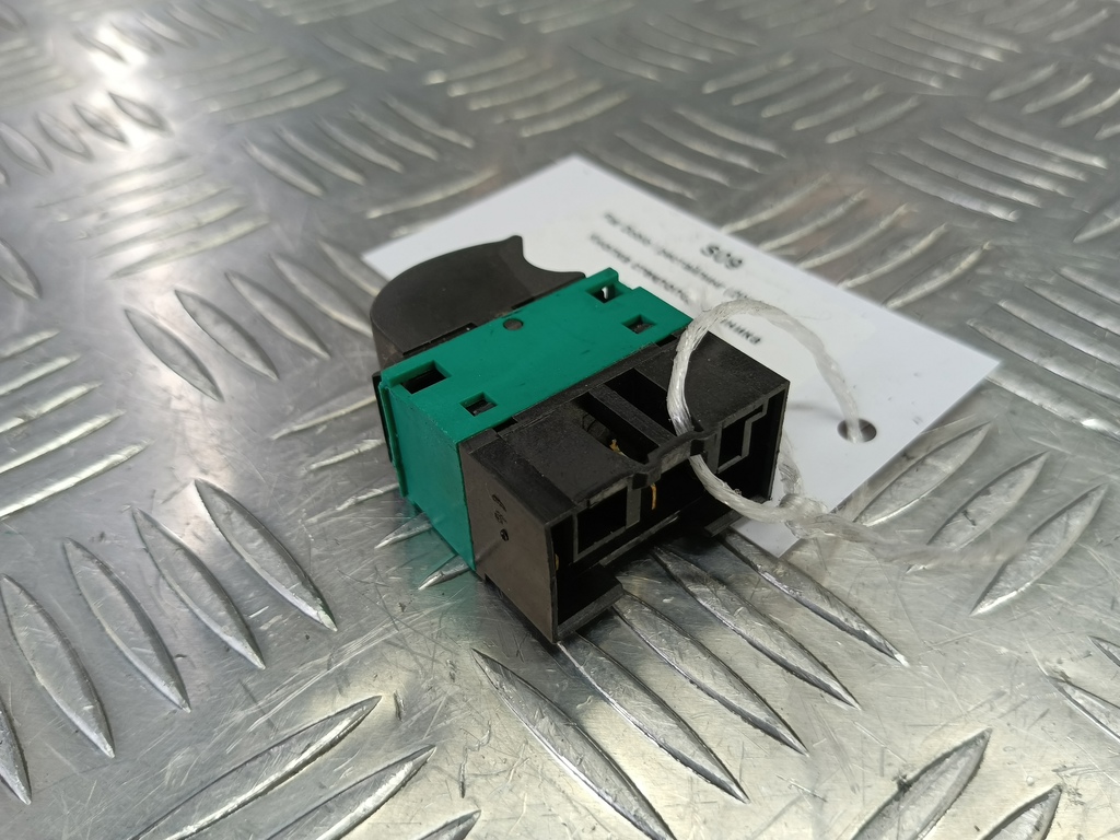 кнопка стеклоподъемника Fiat Doblo 1.4 MT (77 л.с.)Doblo  I рестайлинг (2005—2015) Минивэн 735417033, 5000 рублей, Москва