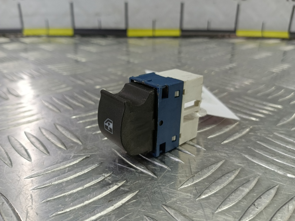 кнопка стеклоподъемника Fiat Doblo 1.4 MT (77 л.с.)Doblo  I рестайлинг (2005—2015) Минивэн 735417034, 3279 рублей, Москва