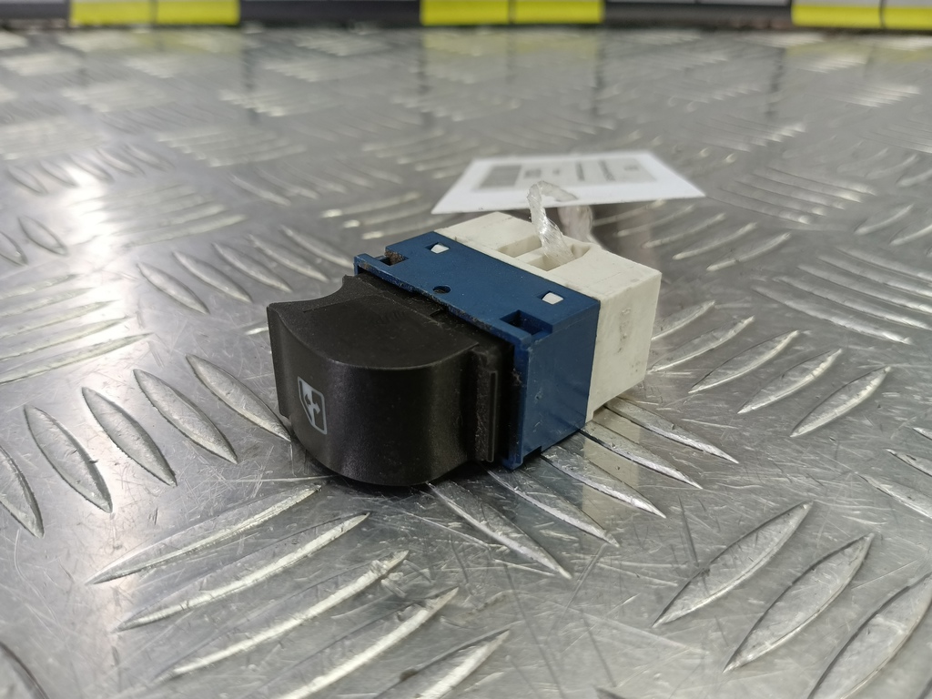 кнопка стеклоподъемника Fiat Doblo 1.4 MT (77 л.с.)Doblo  I рестайлинг (2005—2015) Минивэн 735417034, 3279 рублей, Москва