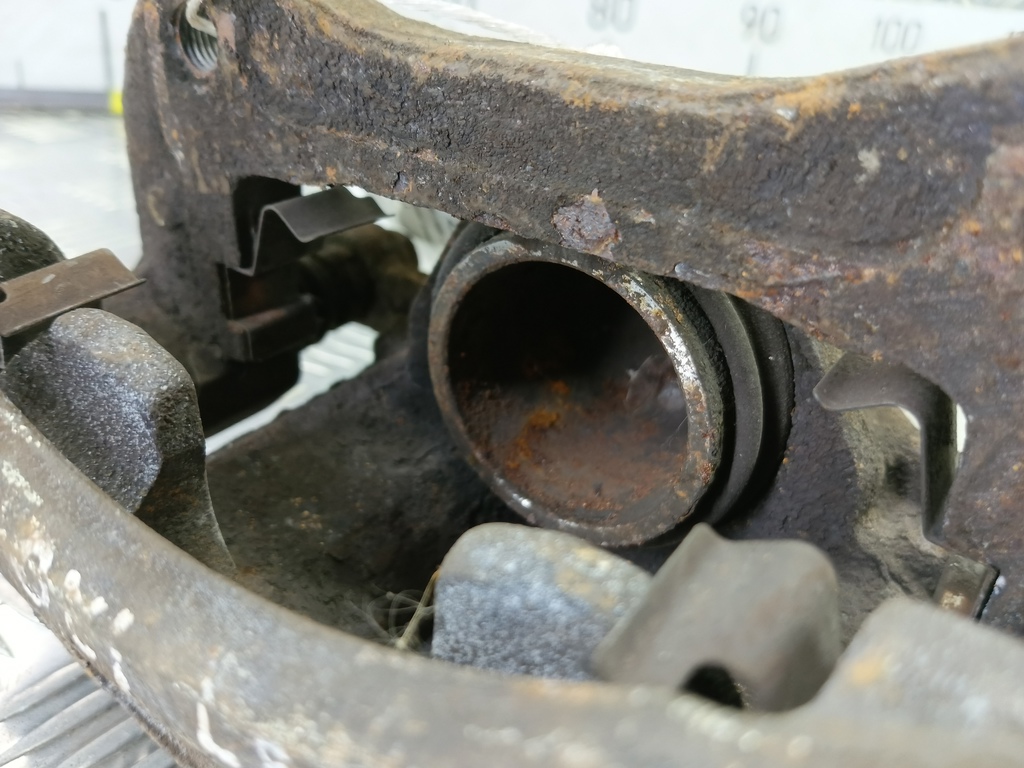 суппорт Hyundai I20 1.3 MT (78 л.с.)i20  I (2008—2012) Хетчбэк 581301J100, 2010 рублей, Москва