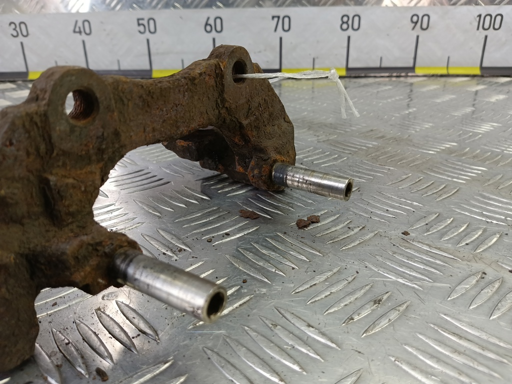 скоба суппорта MAZDA 6  GJ6E3328XD, 3850 рублей, Москва