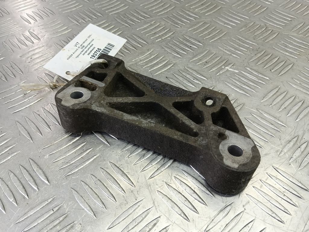 кронштейн компрессора кондиционера HONDA Accord 2.0 AT (155 л.с.)Accord  VII (2002—2006) Седан 38930PNA000, 630 рублей, Москва