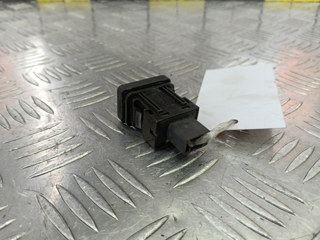 кнопка системы контроля полосы MITSUBISHI L200  2.4 DID AT (154 л.с.)L200  V (2015—2019) Пикап 8610A089, 750 рублей, Москва