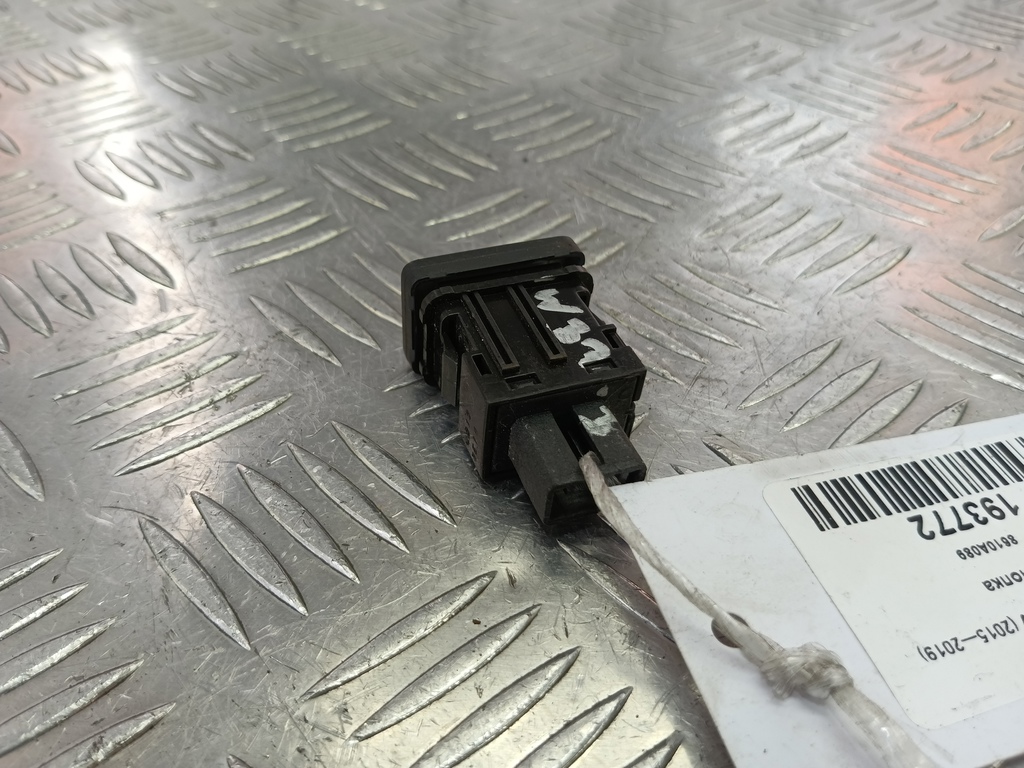 кнопка системы контроля полосы MITSUBISHI L200  2.4 DID AT (154 л.с.)L200  V (2015—2019) Пикап 8610A089, 750 рублей, Москва