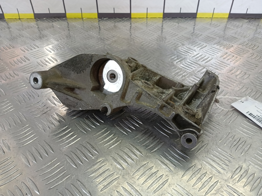 кронштейн генератора Renault Kangoo  8200663057, 630 рублей, Москва