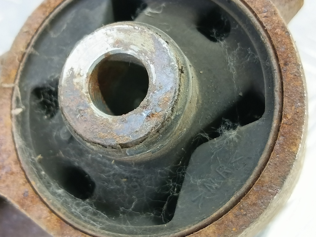 подушка редуктора SUZUKI Grand Vitara 2.0 4WD MT (140 л.с.)Grand Vitara  II (2005—2008) Внедорожник 2762066J22, 520 рублей, Москва