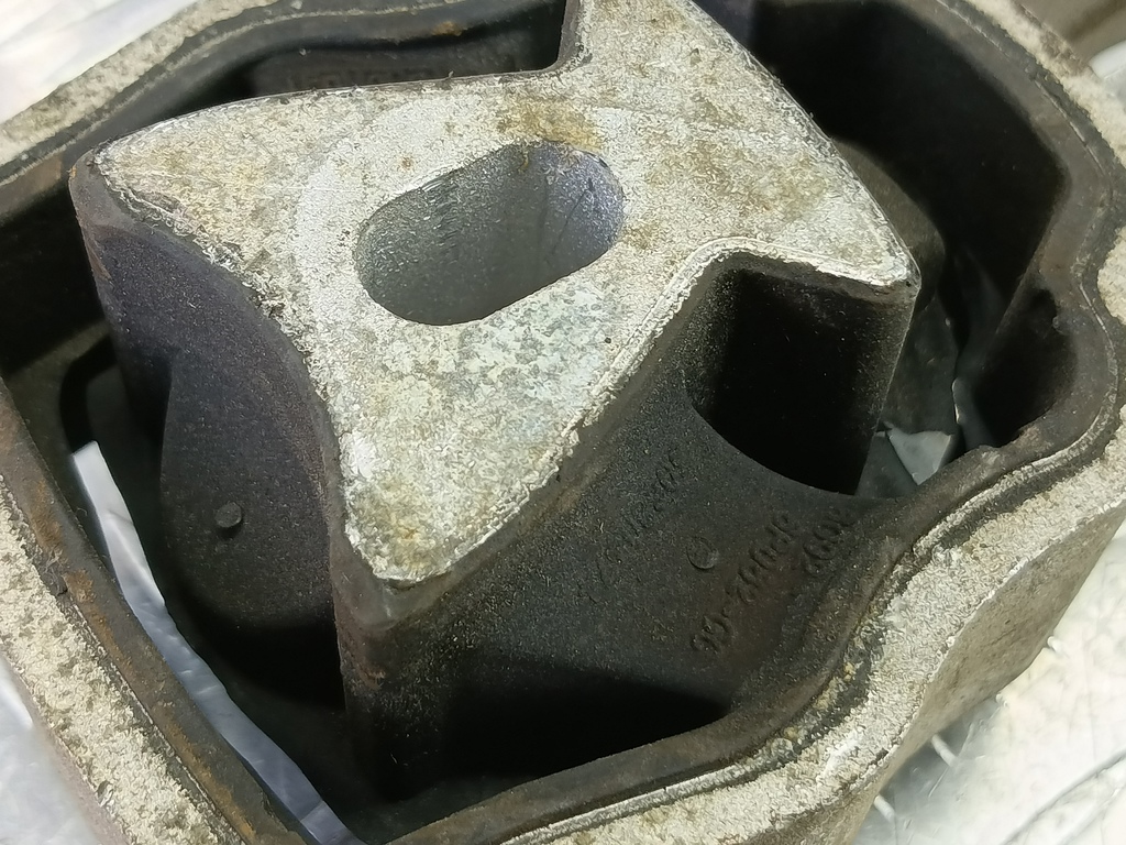 подушка двигателя (опора двс) LAND ROVER FREELANDER  LR000597, 2240 рублей, Москва