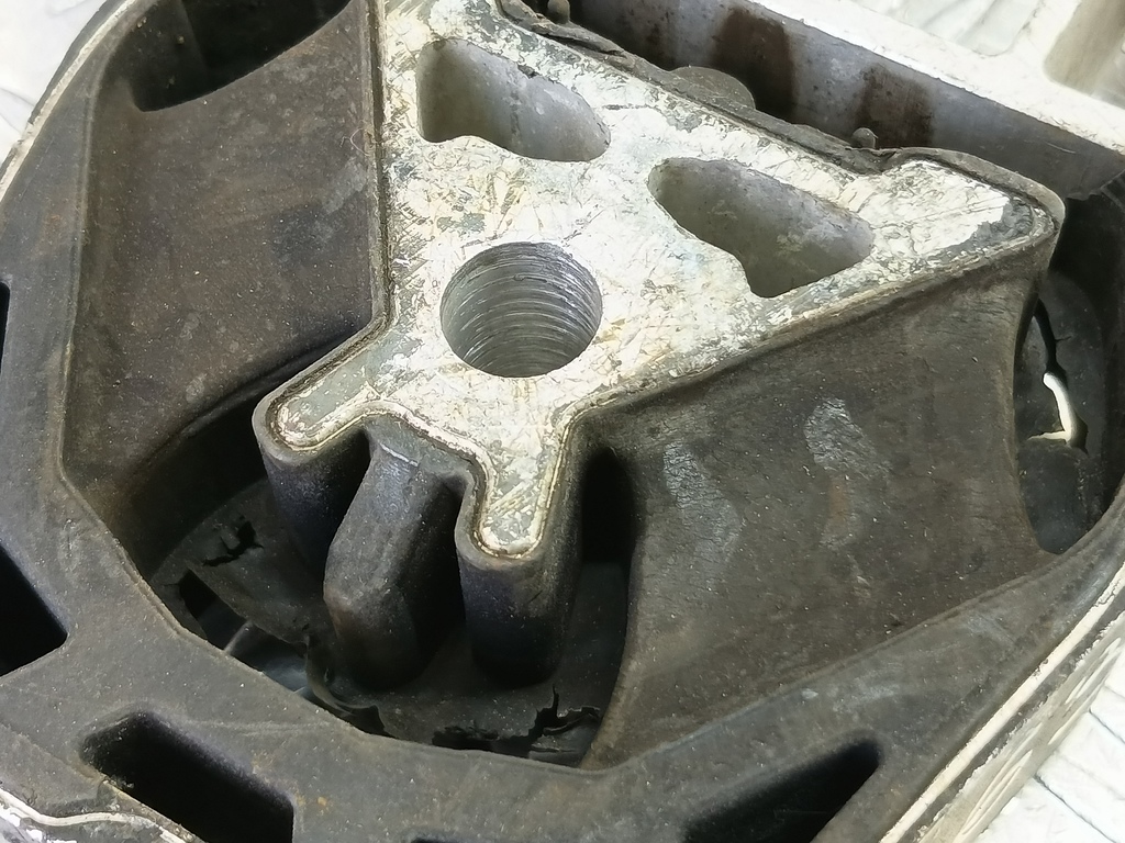 подушка двигателя (опора двс) FORD Focus 2.0 AMT (160 л.с.)Focus  III рестайлинг (2014—2019) Седан 1751001, 2010 рублей, Москва