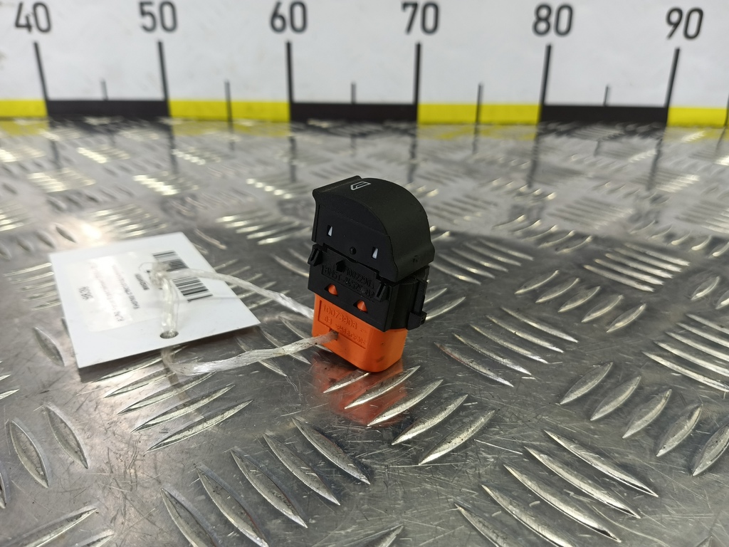 кнопка стеклоподъемника FORD Focus 2.0 AMT (160 л.с.)Focus  III рестайлинг (2014—2019) Седан 1746832, 980 рублей, Москва