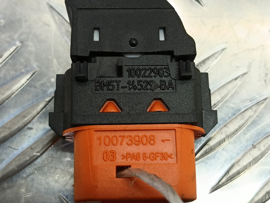 кнопка стеклоподъемника FORD Focus 2.0 AMT (160 л.с.)Focus  III рестайлинг (2014—2019) Седан 1746832, 980 рублей, Москва