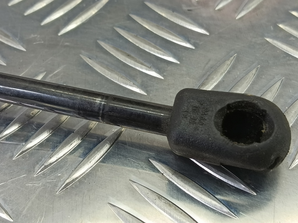 амортизатор крышки багажника Hyundai GETZ 1.1 MT (66 л.с.)Getz  I рестайлинг (2005—2011) Хетчбэк 817701C001, 750 рублей, Москва