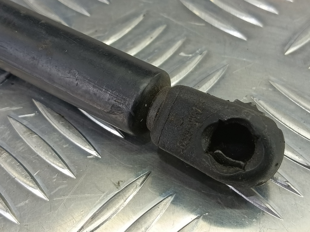 амортизатор крышки багажника TOYOTA COROLLA  689500W170, 520 рублей, Москва