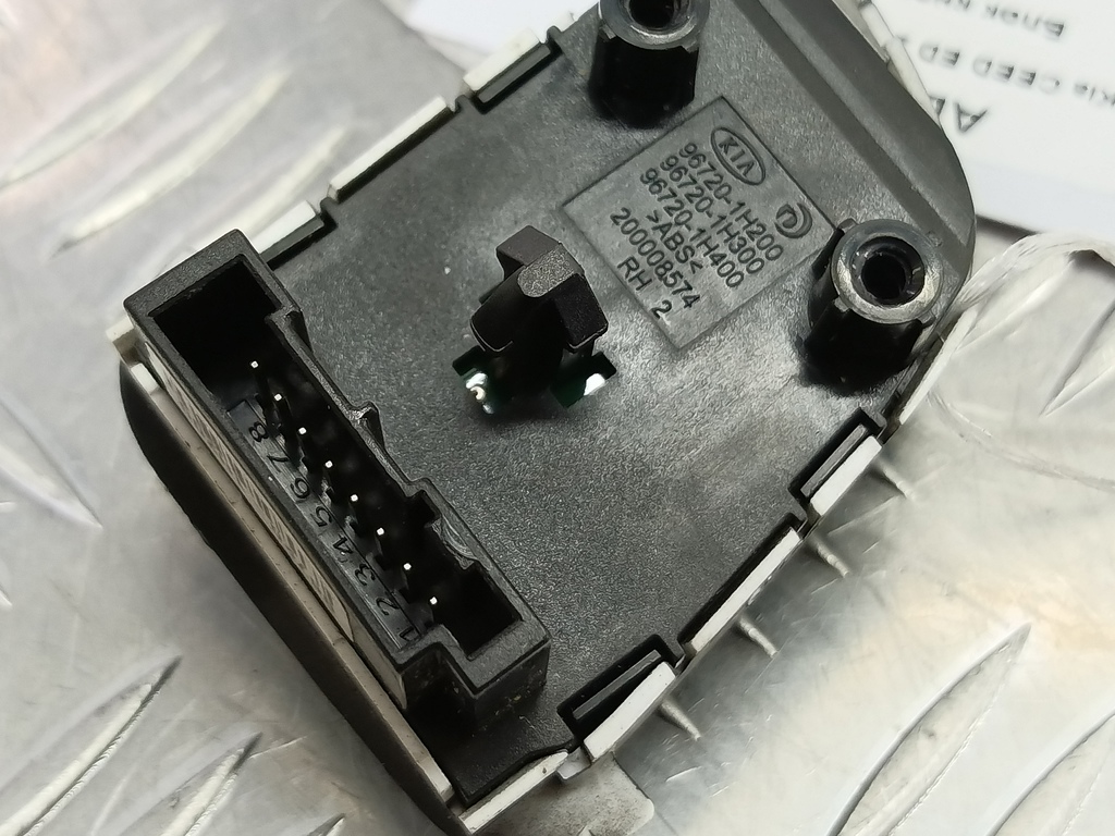 блок кнопок Kia Ceed  967201H200EQ, 980 рублей, Москва