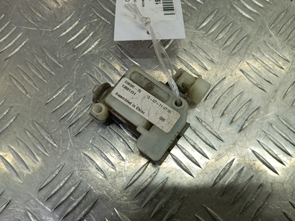 активатор лючка CHEVROLET  ORLANDO 1.8 AT (141 л.с.)Orlando  I (2010—2018) Минивэн 13501151, 860 рублей, Москва