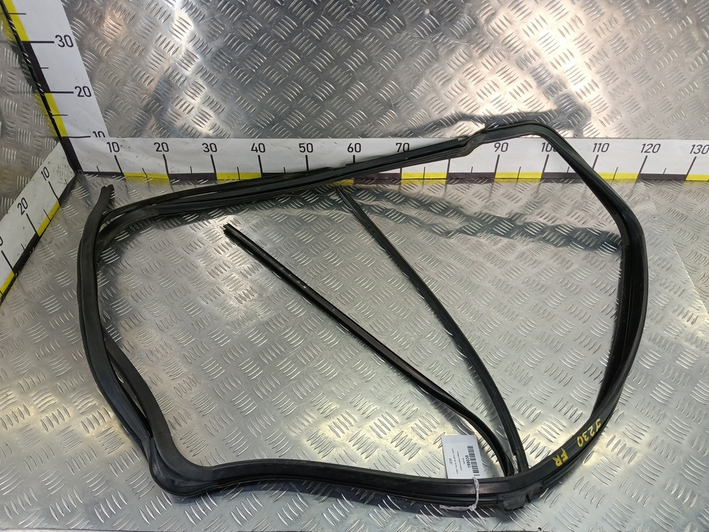 уплотнитель стекла FORD Transit  2042168, 3050 рублей, Москва