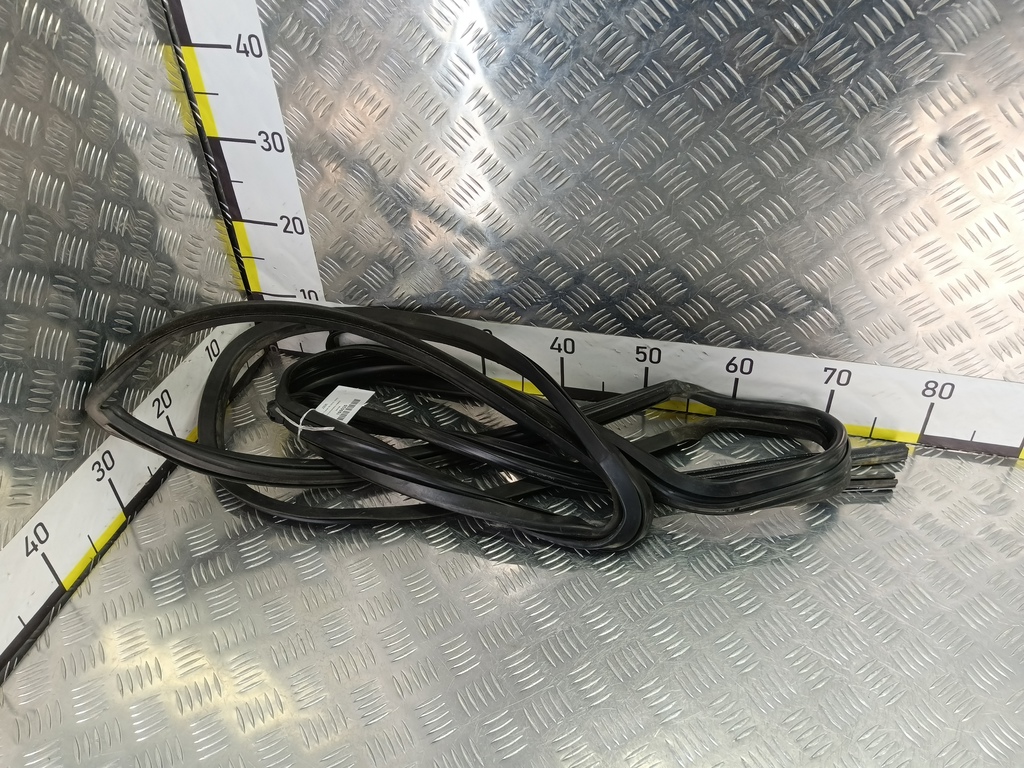 уплотнитель стекла FORD Transit  2042168, 3050 рублей, Москва