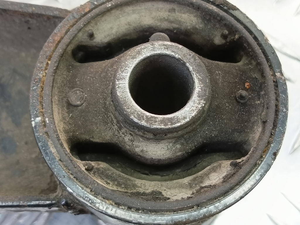 подушка редуктора MITSUBISHI PAJERO  MR374566, 1210 рублей, Москва