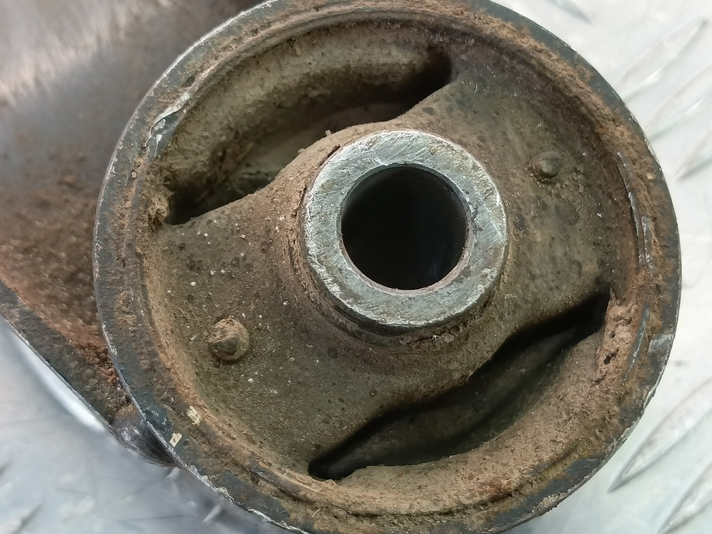 подушка редуктора MITSUBISHI PAJERO  MR374561, 3050 рублей, Москва