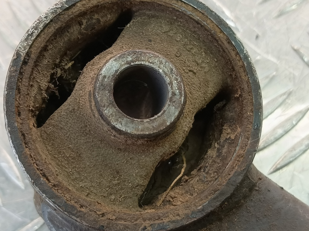 подушка редуктора MITSUBISHI PAJERO  MR374561, 3050 рублей, Москва