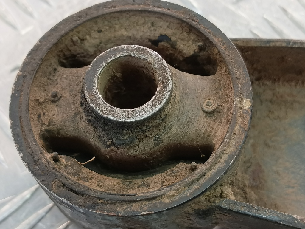 подушка редуктора MITSUBISHI PAJERO  MR374566, 1210 рублей, Москва