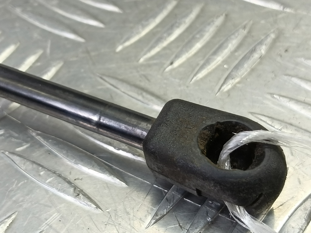 амортизатор крышки багажника LAND ROVER FREELANDER 2.2 TD MT (150 л.с.)Freelander  II (2006—2010) Внедорожник LR002104, 750 рублей, Москва