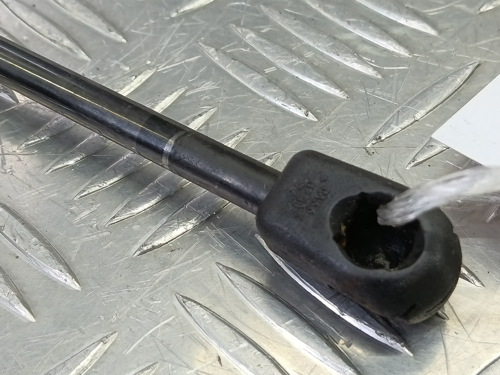 амортизатор крышки багажника Hyundai GETZ 1.4 AT (97 л.с.)Getz  I рестайлинг (2005—2011) Хетчбэк 817701C000, 750 рублей, Москва