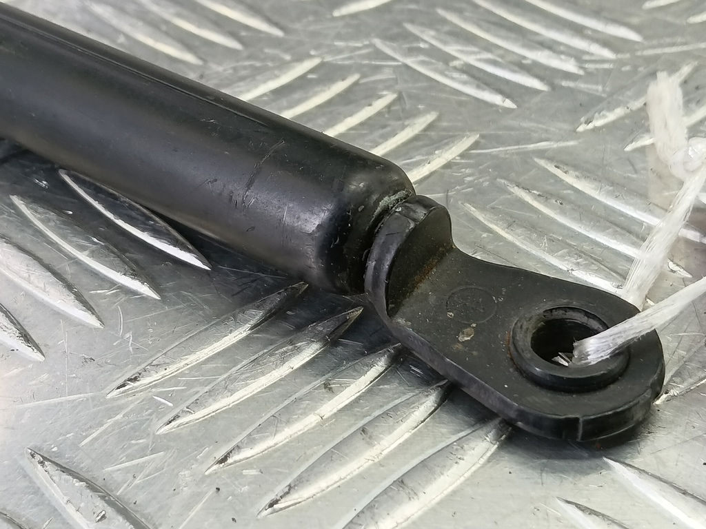 амортизатор крышки багажника SUZUKI Grand Vitara 2.0 4WD AT (140 л.с.)Grand Vitara  II (2005—2008) Внедорожник 8180065830, 1320 рублей, Москва