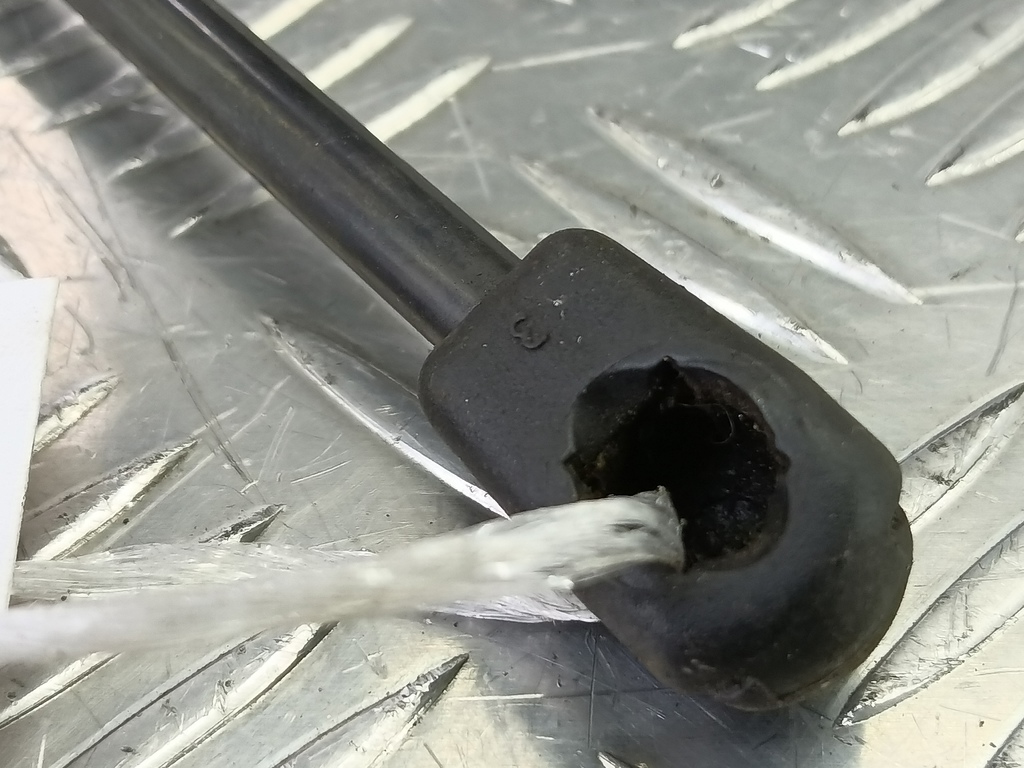 амортизатор крышки багажника SUZUKI SWIFT  8180162811, 520 рублей, Москва