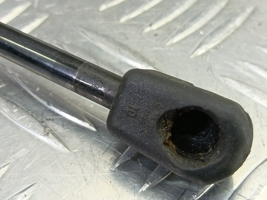 амортизатор крышки багажника Kia RIO  817701G000, 520 рублей, Москва