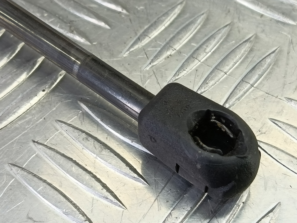 амортизатор крышки багажника Kia SPORTAGE  817701F010, 520 рублей, Москва