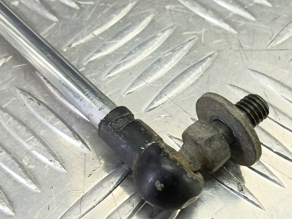 амортизатор крышки багажника SUZUKI JIMNY 1.3 4WD MT (86 л.с.)Jimny  III рестайлинг (2005—2012) Внедорожник 8180081816, 1210 рублей, Москва